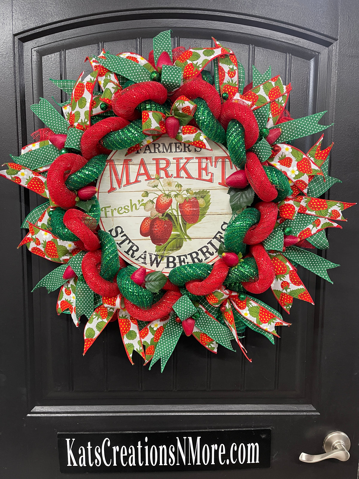 Farmer’s Market Strawberries Wreath, Summer Front Door Decor, Seasonal Kitchen Decoration, KatsCreationsNMore