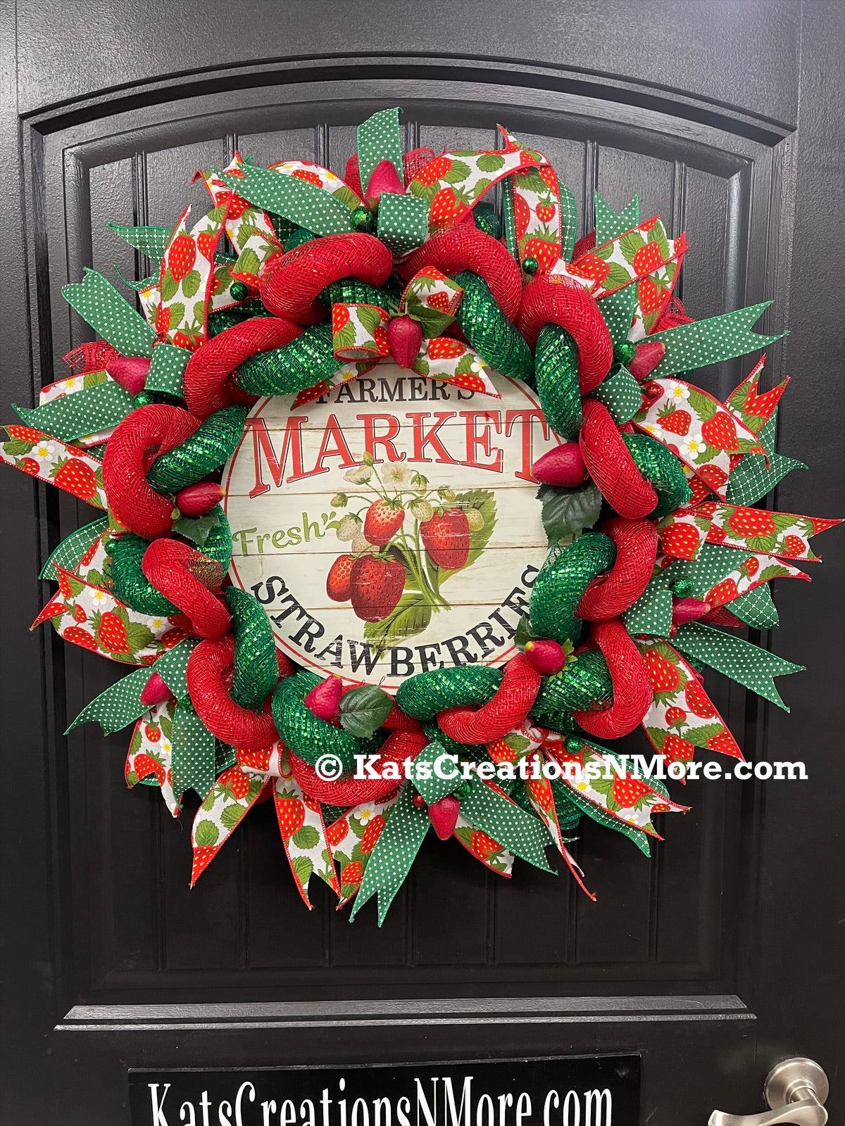 Farmer’s Market Strawberries Wreath, Summer Front Door Decor, Seasonal Kitchen Decoration, KatsCreationsNMore