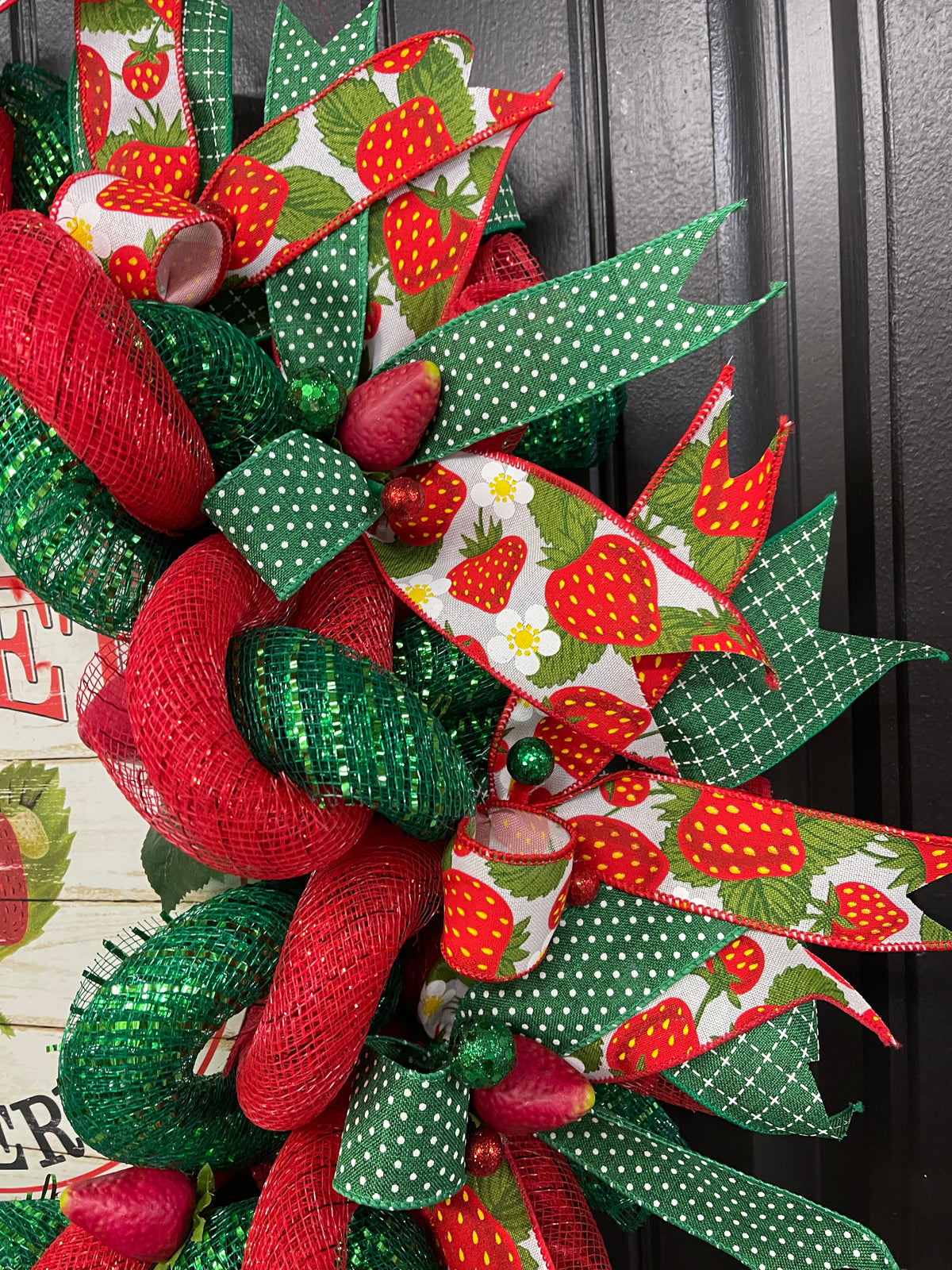 Farmer’s Market Strawberries Wreath, Summer Front Door Decor, Seasonal Kitchen Decoration, KatsCreationsNMore